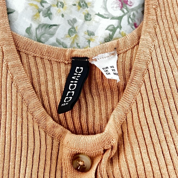 Ribbed Button-Down Tank Top - Picture 3 of 3